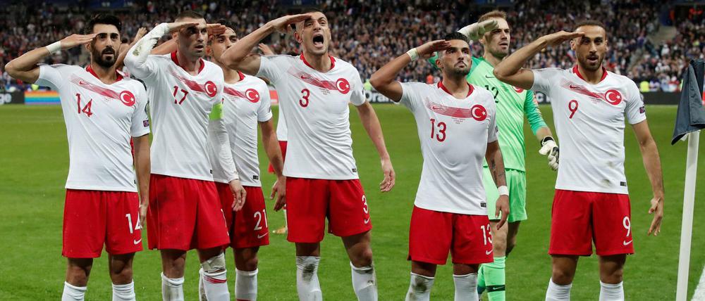 In der Ecke: Auch im Spiel gegen Frankreich jubelten einige türkische Profis mit dem Militärgruß.