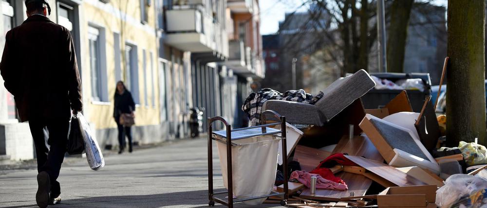 Alltäglicher Anblick in Berlin: Haufenweise illegal abgeladener Sperrmüll auf dem Gehweg. Hier in Wedding.