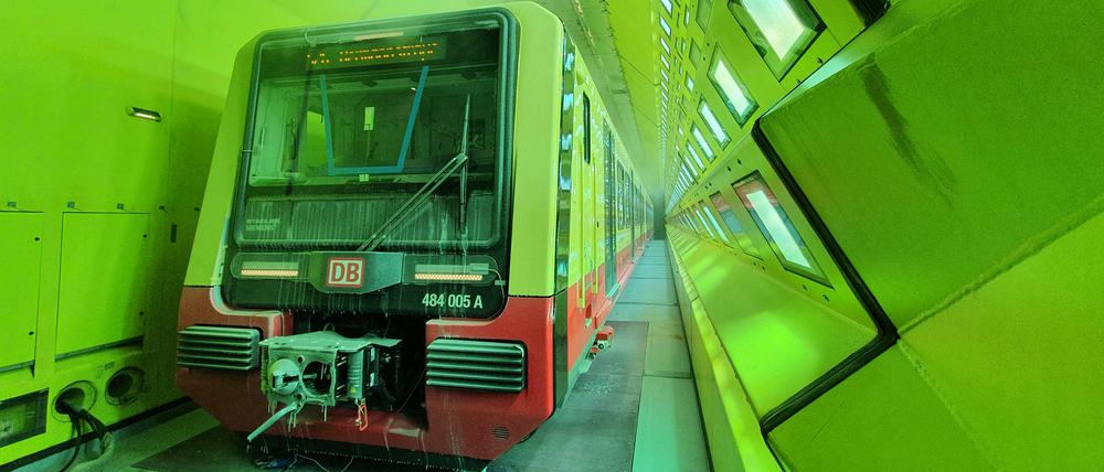 Ein kompletter Halbzug der Baureihe 484 passt in die Kältekammer.