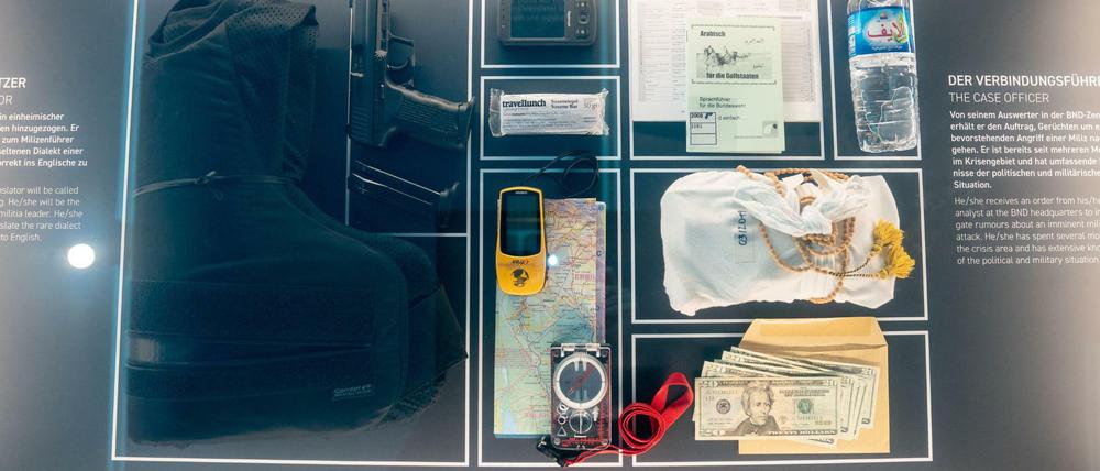 Die Ausrüstung eines BND-Agenten wird in der Ausstellung des neuen Besucherzentrums des Bundesnachrichtendienstes gezeigt.