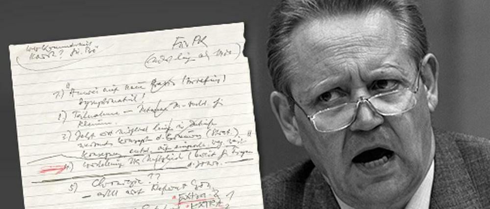 Günter Schabowski bei der Pressekonferenz am 9. November 1989 – und dazu sein Notizzettel.