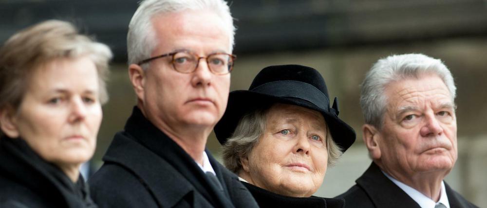 Fritz von Weizsäcker (2.v.l.) und seine Schwester Beatrice von Weizsäcker (1.v.l.), Marianne von Weizsäcker (2.v.r.) und Joachim Gauck.