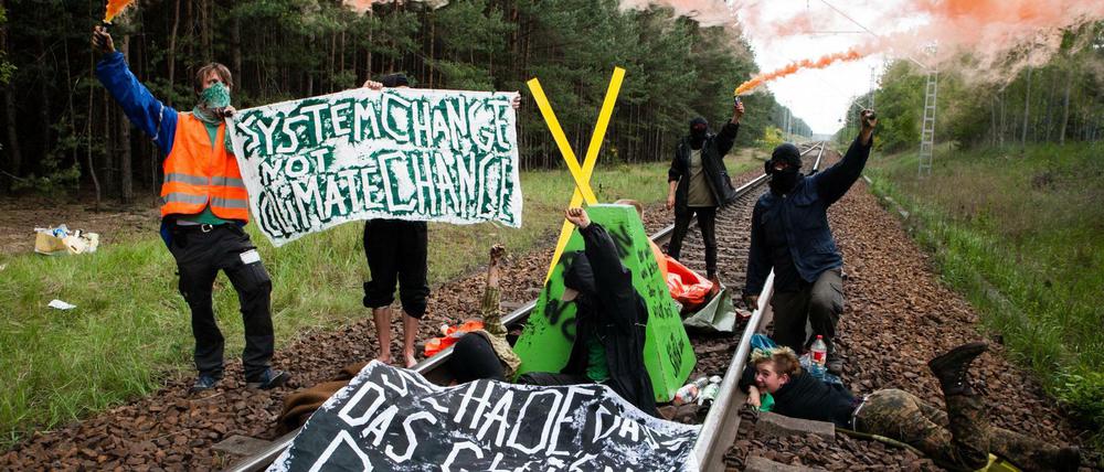 Protestaktion von "Ende Gelände" an Pfingsten 2016 auf den Bahngleisen zum Kohlekraftwerk Schwarze Pumpe.