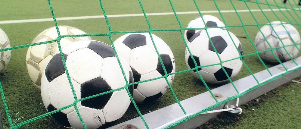 Bälle in Fußballtor bei Kindertraining in Berlin.
