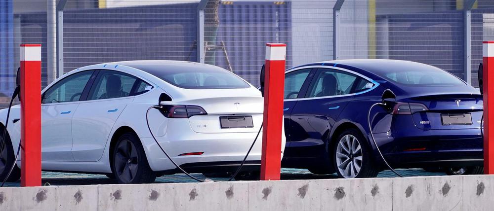 Tesla-Autos vor der Gigafactory in Shangai.