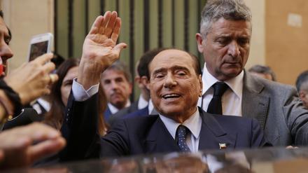 Silvio Berlusconi, Ex-Ministerpräsident, wird von der Presse umringt, als er eine Versammlung zur Wahl der Fraktionsvorsitzenden in der Unteren Kammer verlässt. 