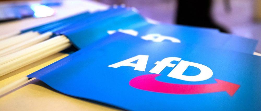 Fähnchen mit AfD-Logo.
