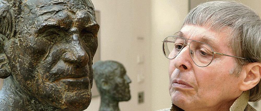 Charakterköpfe. Wieland Förster mit der von ihm geschaffenen Büste des Schauspielers Bernhard Minetti.
