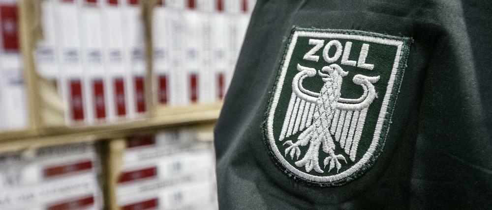 Illegal eingeführte Zigaretten und Shisha-Tabak sind aus dem Gebäude des Hauptzollamts gestohlen worden.