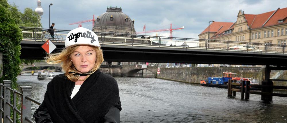 Inga Humpe, hier in Berlin Mitte an der Spree, an den Plattenbauten an der Tucholskystraße bzw. am Uferweg der Spree.