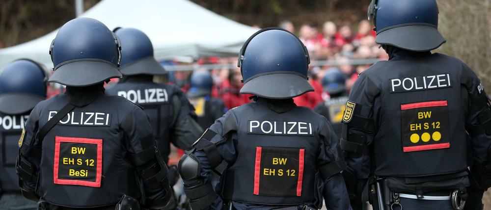 Einsatz Fußballstadion. Polizei bei einem Spiel in der 3. Liga.
