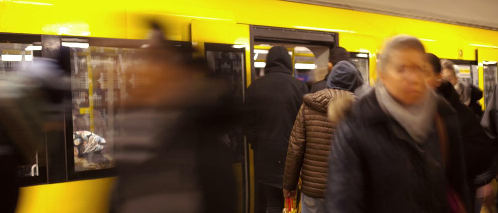 Noch rollt die Bahn. Doch das Ansteckungsrisiko im öffentlichen Nahverkehr ist hoch.