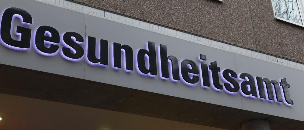 Schild mit Schriftzug "Gesundheitsamt2.