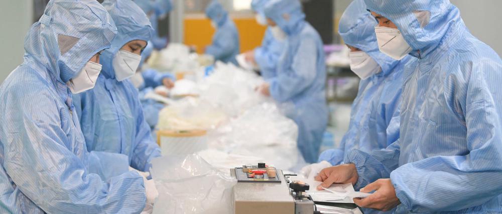 Arbeiter produzieren medizinische N95-Masken in einer Maskenproduktionsfirma. Auch der Autokonzern BYD ist in die Produktion eingestiegen.