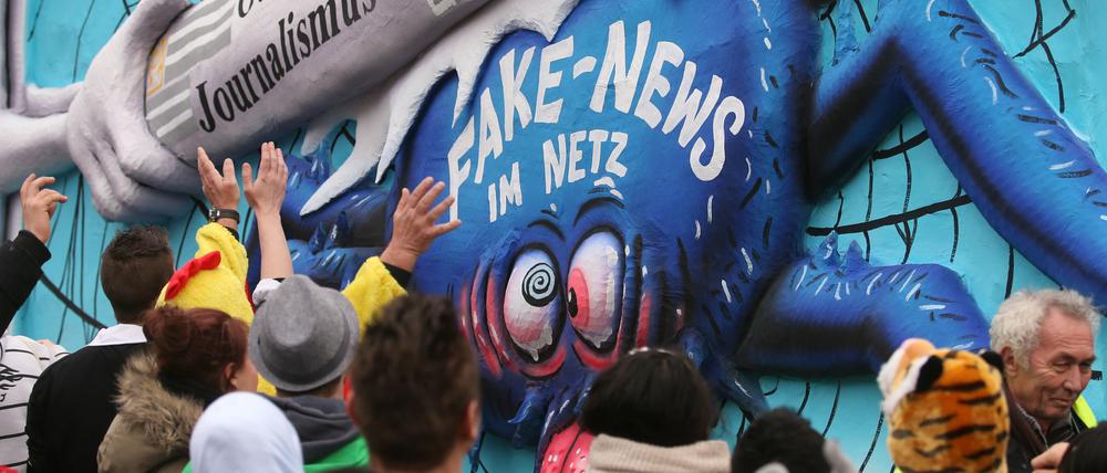 Zweifelhafte Corona-Gewinner. Gerade Krisenzeiten versuchen viele Portale, mit Falschmewldungen Gewinne zu machen oder Hass zu säen.