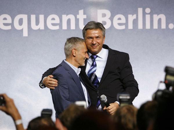 Wahlabend 2006: Jörn Kubicki freut sich mit seinem Lebensgefährten.