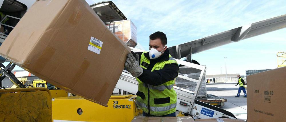 Schutzausrüstung wird an einem Flughafen verladen.