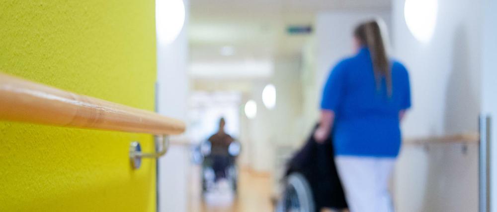 Gefahr für Risikogruppe. In mehreren Berliner Pflegeeinrichtungen wurden Covid-19-Erkrankungen festgestellt.