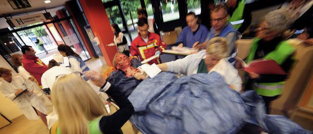 Kliniken unter Druck. Versorgung während einer Katastrophenschutzübung im Berliner Emil-von-Behring-Krankenhaus.