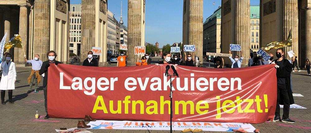 20 Vertreter der Zivilgesellschaft forderten am Brandenburger Tor die Aufnahme von Menschen aus griechischen Lagern.