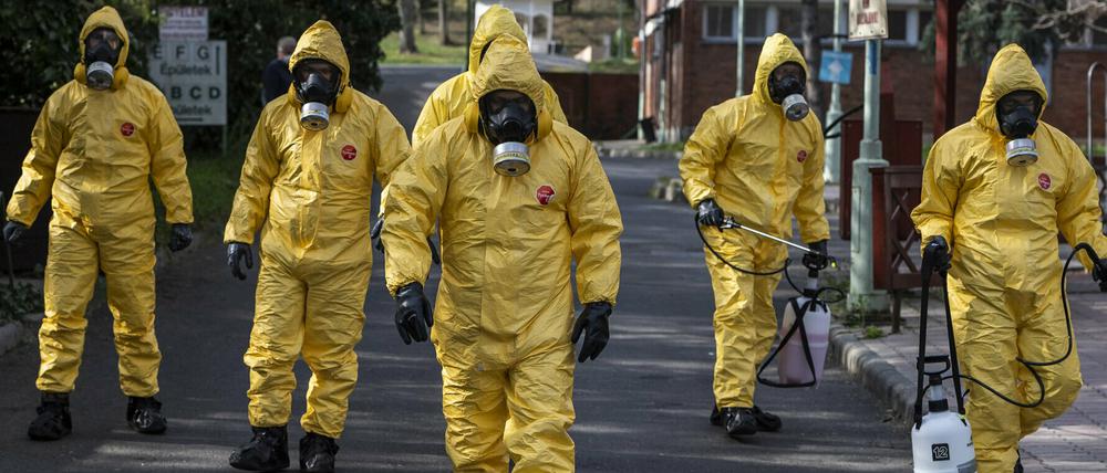 Soldaten in Schutzanzügen in Ungarn. Dort nutzt der Regierungschef die Pandemie für seine Zwecke.