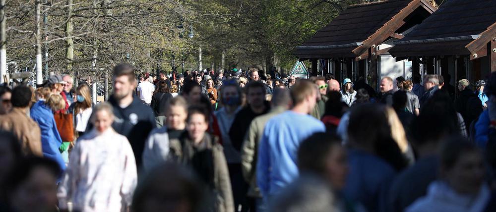 Trotz der Kontaktbeschränkungen zieht es immer mehr Berliner auf die Straßen und in die Parks.