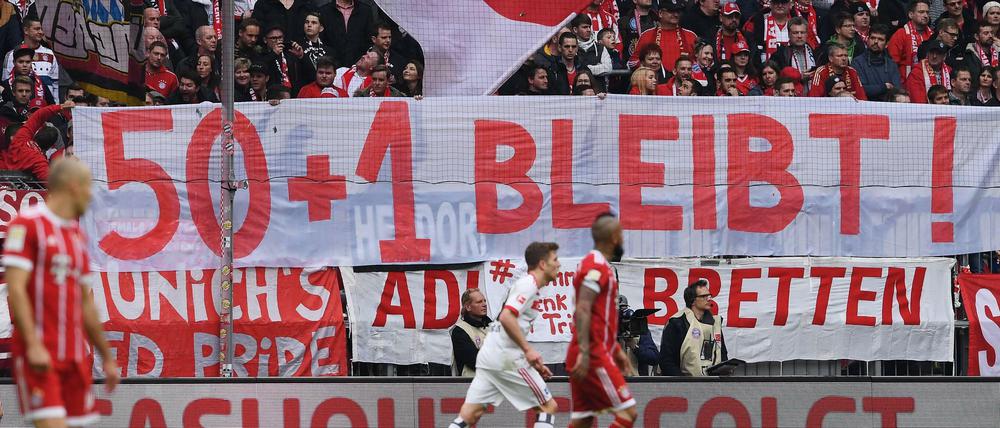Plakativ: Die Bayern-Fanszene ist anderer Meinung als ihr Präsident Herbert Hainer.