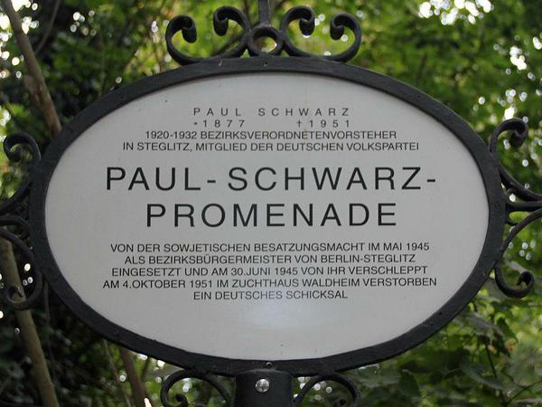 Eine Gedenktafel für den früheren Bürgermeister von Steglitz auf der Paul-Schwarz-Promenade.