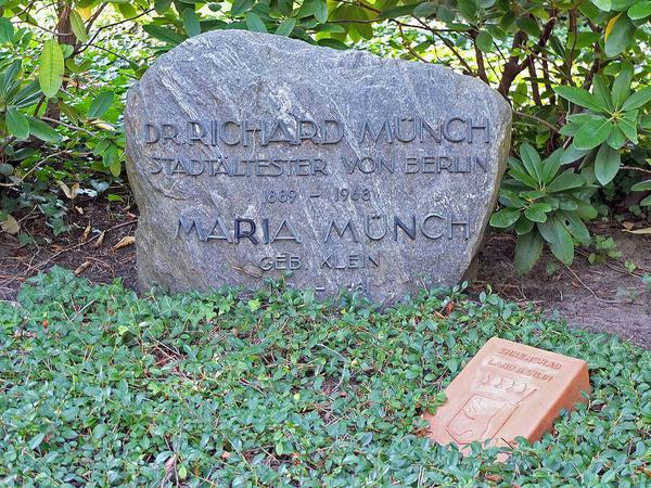 Das Grab von Richard Münch auf dem Friedhof In den Kisseln in Spandau.