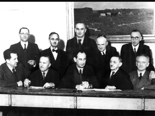 Bürgermeister Gustav Kleine und Dezernenten des Bezirks Köpenick im Jahr 1945.