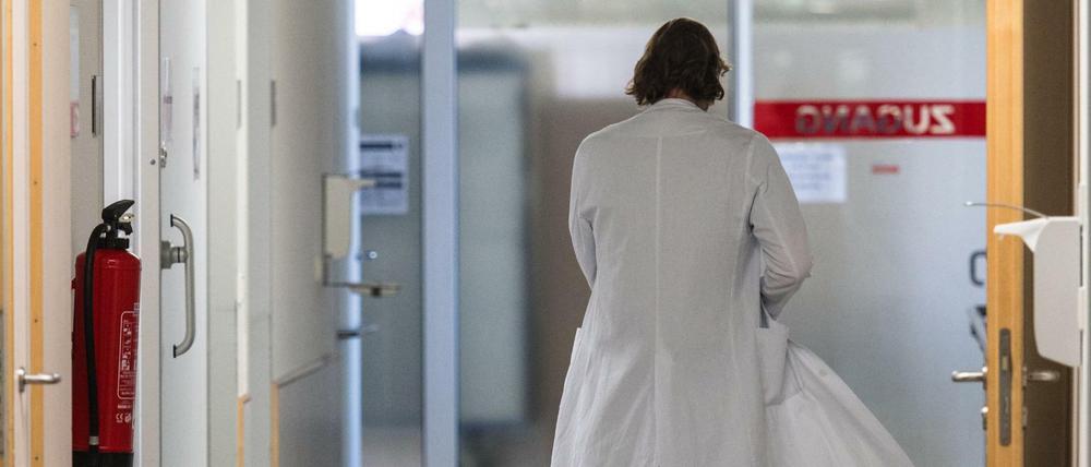 Ein Arzt in der Notaufnahme eines Krankenhauses. (Symbolbild)