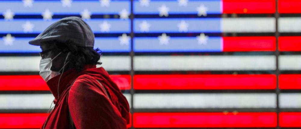 Fußgänger mit Schutzmaske auf der Seventh Avenue am New Yorker Times Square