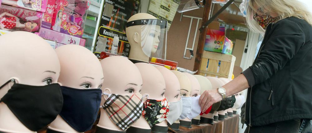 Die Weltgesundheitsorganisation hat ihre Empfehlung zum Tragen einer Schutzmaske aktualisiert - vor allem Ältere und Kranke profitieren.