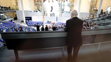 Gerhard Scholz, Vater von Olaf Scholz, steht auf der Tribüne, bevor die Vereidigung von Scholz zum Bundeskanzler beginnt.