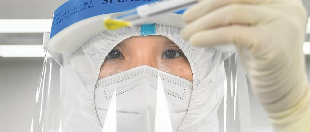 Masken zu tragen, schützt andere und einen selbst vor Ansteckung mit Viren wie Sars-CoV-2. Doch es kommt auf den Maskentyp an und darauf, aus welchem Material sie besteht.