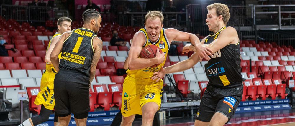 Mitten durch: Luke Sikma und Alba Berlin gehen ungeschlagen ins Viertelfinale.