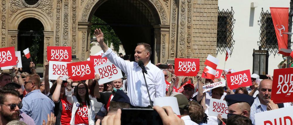 Andrzej Duda (M), Präsident von Polen, nimmt an Samstag einer Wahlkampfveranstaltung in Brzeg teil.