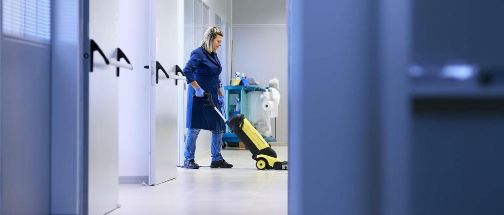 Sauberkeit rettet Leben – Reinigungskräfte sind einem hohen Risiko ausgesetzt.