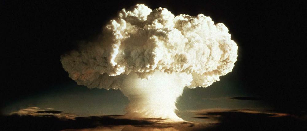Die gewaltige Atompilzwolke der ersten Wasserstoffbomboe "Ivy Mike", die 1952 auf einem Atoll im Pazifischen Ozean gezündet worden ist.