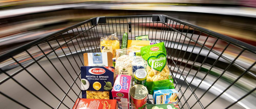 Geschäfte entscheiden selbst, ob sie die Steuersenkung and die Kunden weitergeben. In wettbewerbsintensiven Branchen wie im Lebensmittelhandel ist dies wahrscheinlich.