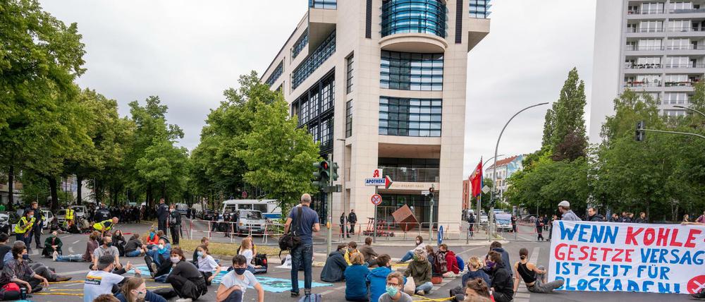 Umweltaktivisten von Extinction Rebellion und Ende Gelände demonstrierten am Mittwoch vor der SPD-Parteizentrale gegen das Kohlegesetz.