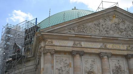 Die St.-Hedwigs-Kathedrale ist für Bauarbeiten eingerüstet.
