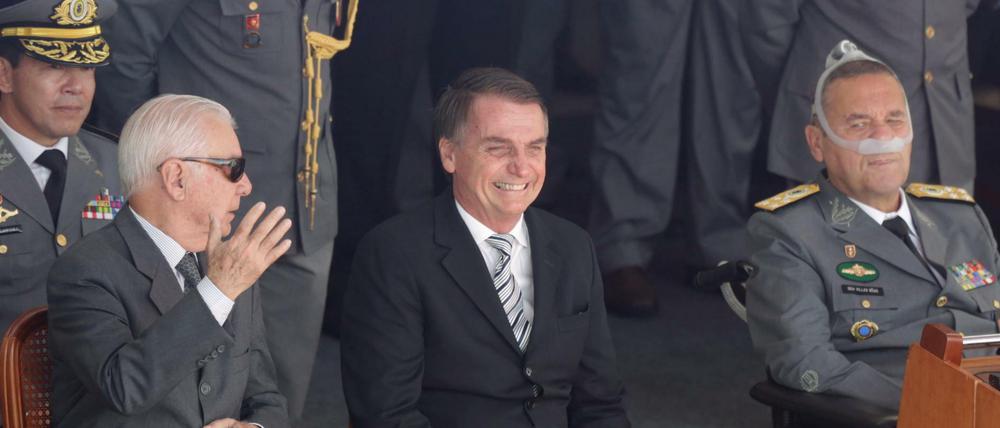 Brasiliens Präsident Jair Bolsonaro bei der Abschlussfeier einer Offiziersschule. Die Zahl der Militärs in Regierung und öffentlicher Verwaltung hat sich in seiner Amtszeit mehr als verdoppelt.