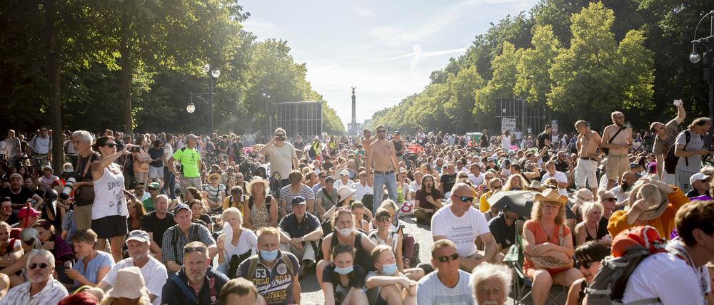 Tausende protestierten am Samstag in Berlin gegen die Corona-Auflagen.