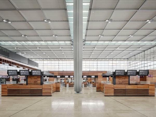 Viel Platz, viel Licht. Hier wird eingecheckt.