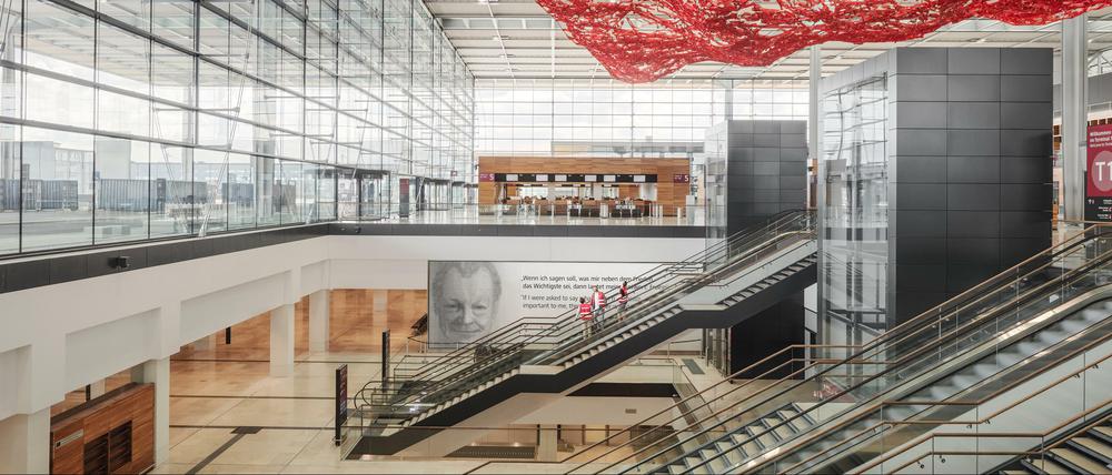 Aufgeräumte Architektur. Die Rolltreppen führen zu den Check-Ins des Flughafen BER.