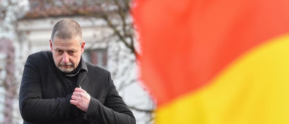 Götz Kubitschek, Verleger, Publizist und politischer Aktivist der Neuen Rechten, spricht auf einer Protestveranstaltung gegen Zuwanderung und die Asyl-Politik der Bundesregierung im Jahr 2018.