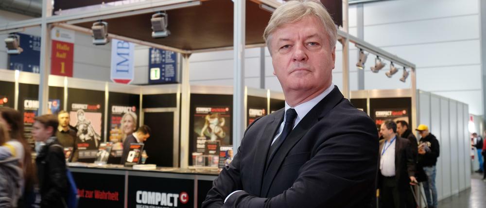 Jürgen Elsässer vor der Stand seines Magazins auf der Leipziger Buchmesse.
