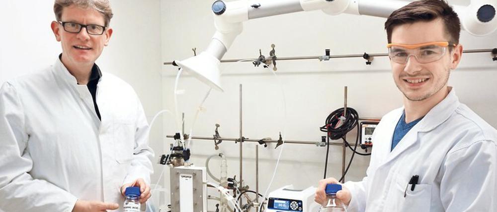 Elektrizität statt Gas. Andreas Jupke (l.) und Marcel Gausmann von der Aachener Verfahrenstechnik haben Carbonsäure auf elektrochemischem Weg hergestellt.