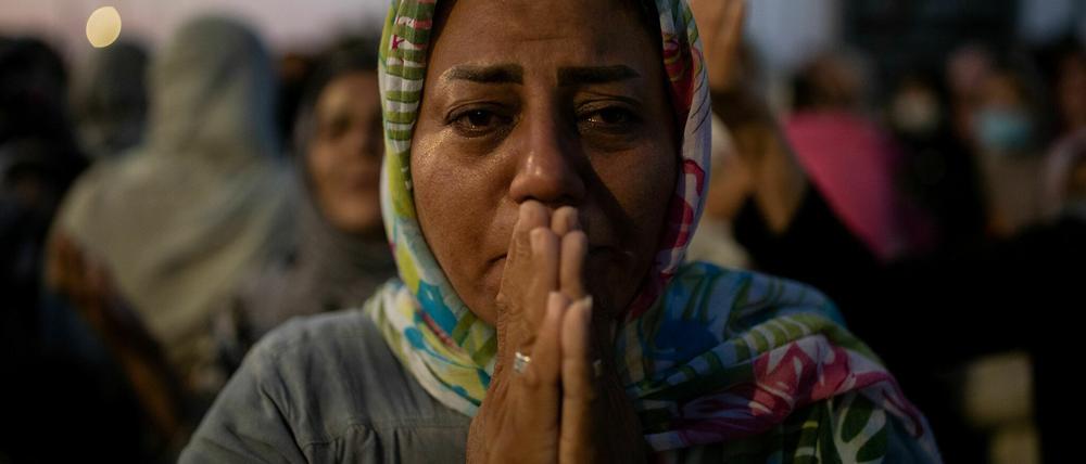 Beten um Hilfe aus Europa: Flüchtlingsfrau aus dem zerstörten Lager Moria.
